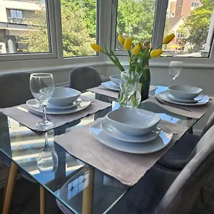 Stylish 2 Bedroom Town Centre Flat Near Apartment