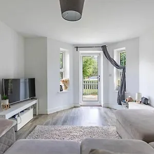 2 Bedroom Spacious Sleeps 5 Apartment